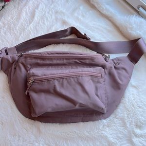 Athleta Via Waistbag 2.0 Crossbody Fanny Pack in Flora Mauve